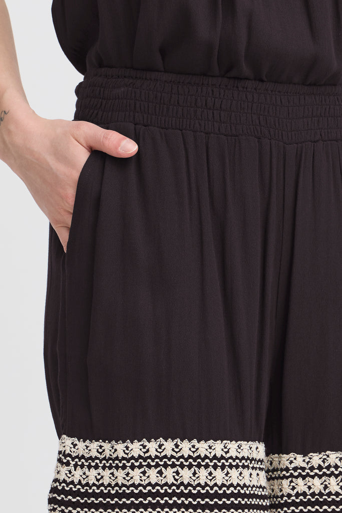 Ichi Ragni Shorts- Black