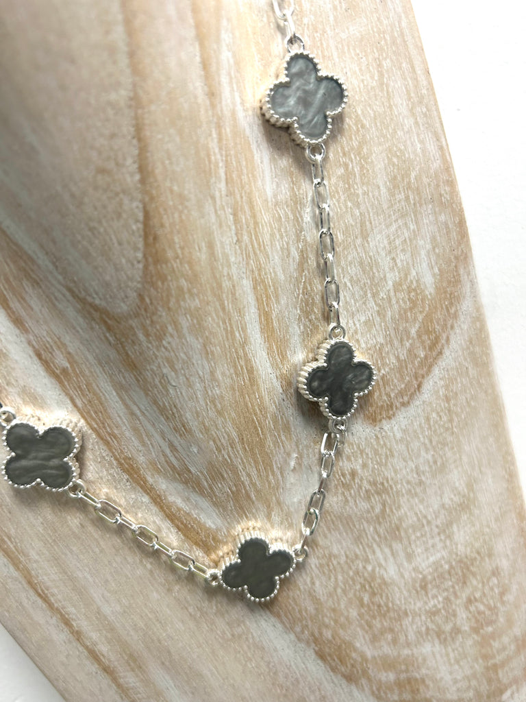 Envy short silver necklace - light grey