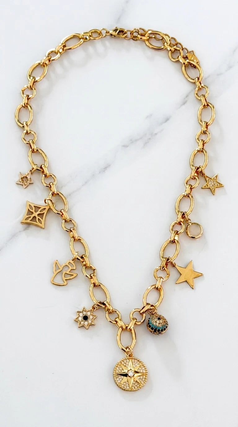 Envy Short gold star charm necklace
