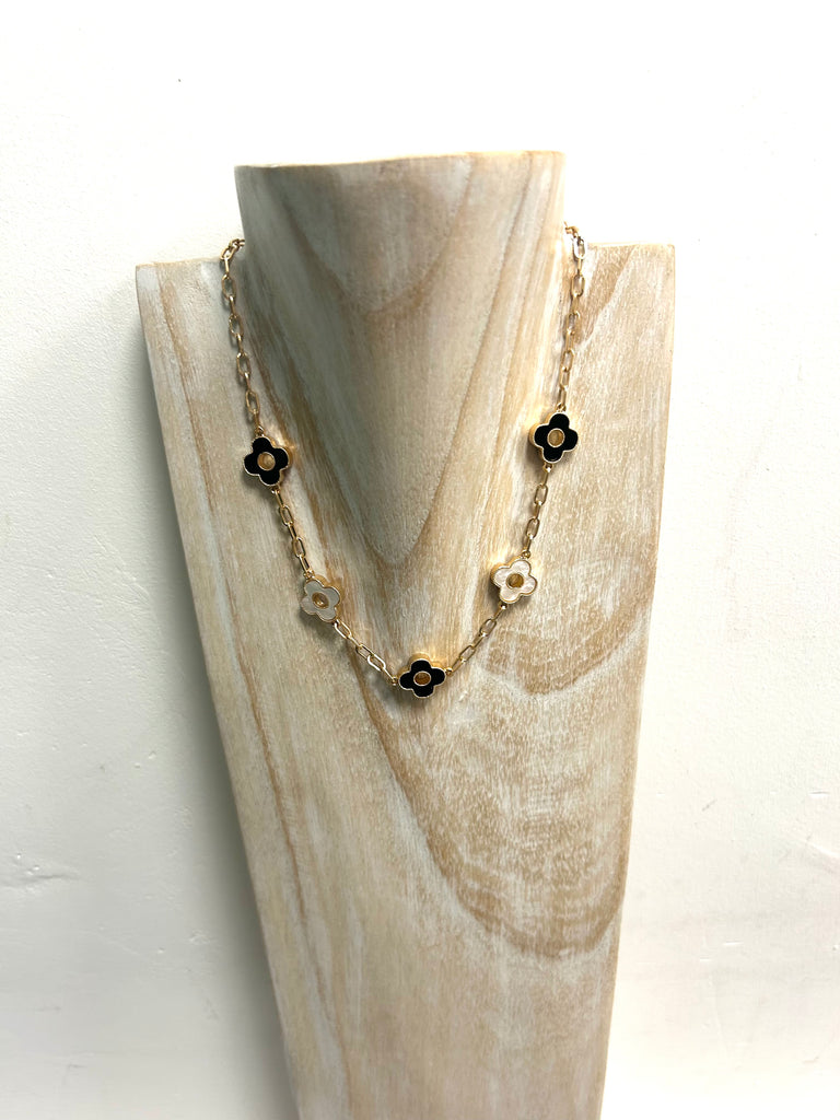 Envy short gold necklace with black and pearl design